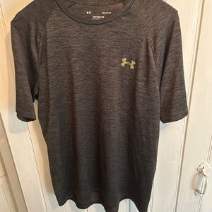 Under Armour Men's medium Gray Performance athletic short sleeve T-shirt